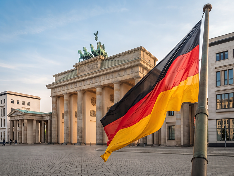 Deutsche Flagge vor dem Brandenburger Tor in Berlin